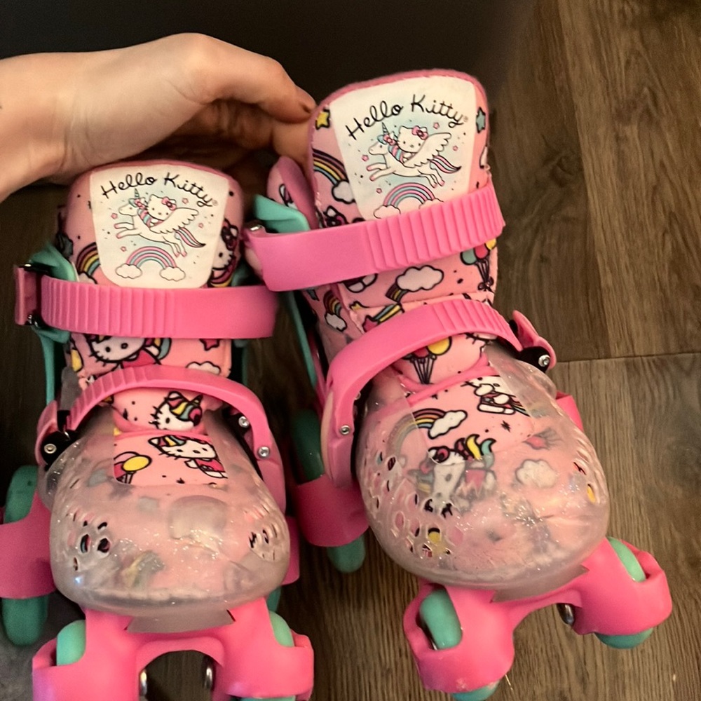Girls hello kitty skates